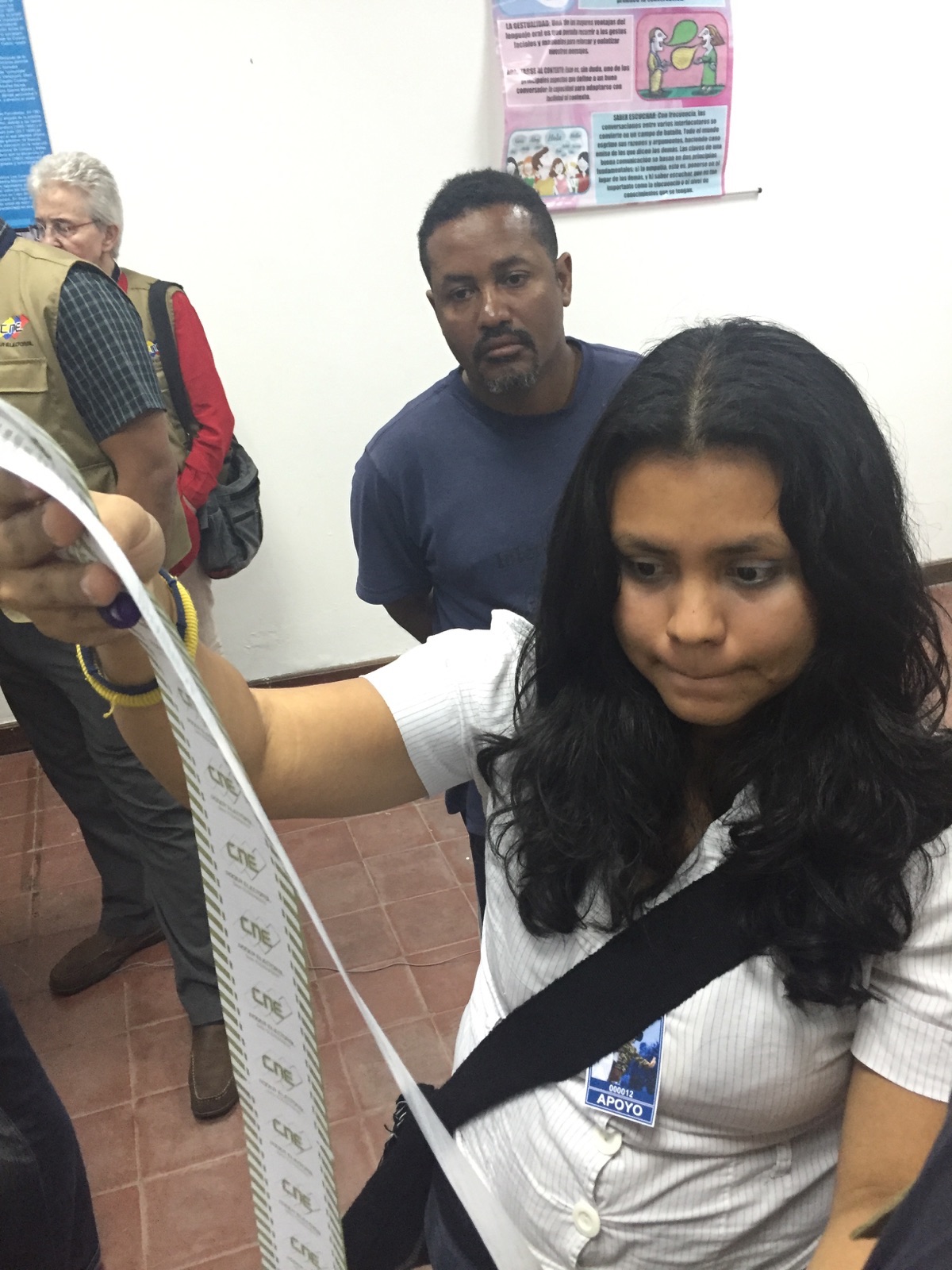 Ballot verification in Gato Negro, Catia.