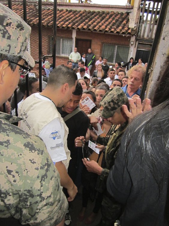 Barrio El Reparto voting line