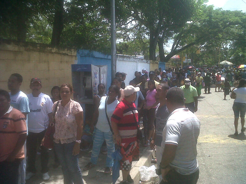 Line at Unidad Educativa Gabriela Muñoz